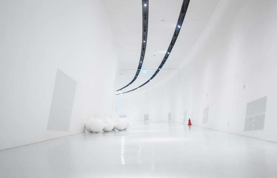 White curved gallery