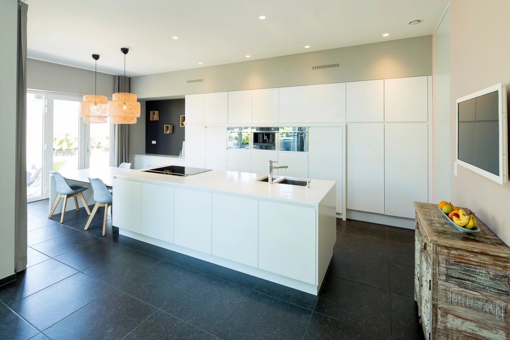 White kitchen with an island, cropped 16 / 9
